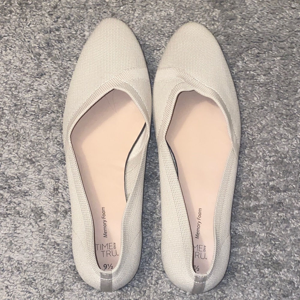 Time and Tru Women's Light Cream Loafers